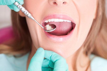 Clínica Dental Errota profesional revisando a paciente