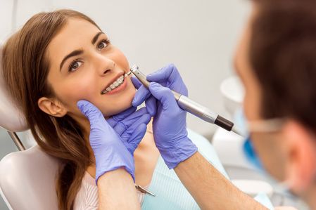 Clínica Dental Errota mujer en tratamiento de ortodoncia